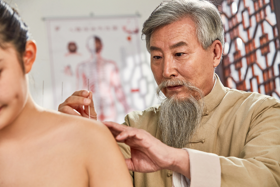 老中医对病人肩膀进行针灸治疗 老中医对病人肩膀进行针灸治疗