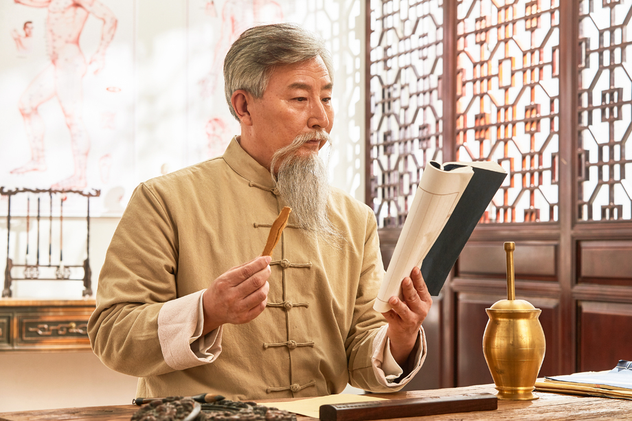 老中医研究中草药照片