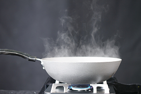 燃气灶和炒锅图片