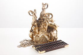 算盘和铜钱照片