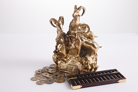 算盘和铜钱照片