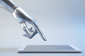 机械手与平板电脑