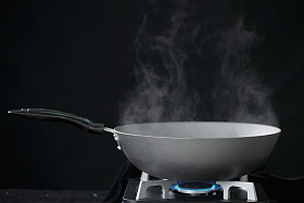燃气灶和炒锅图片