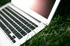 草地上的掌上电脑