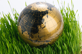 草地上地球仪