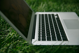 草地上的掌上电脑照片