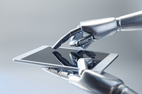 机械手与平板电脑