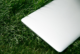 草地上的掌上电脑照片