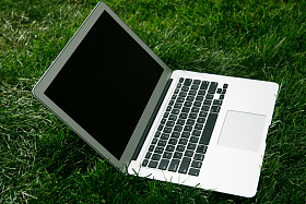 草地上的掌上电脑