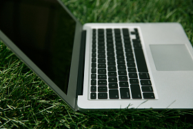 草地上的掌上电脑图片