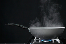 燃气灶和炒锅图片