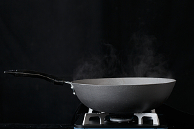 燃气灶和炒锅照片