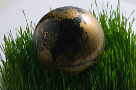 草地上地球仪图片