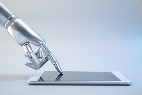 机械手与平板电脑