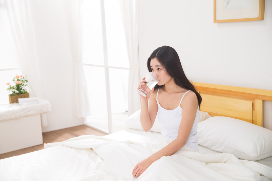 青年女人喝水照片 青年女人喝水照片