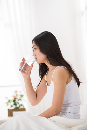 青年女人喝水
