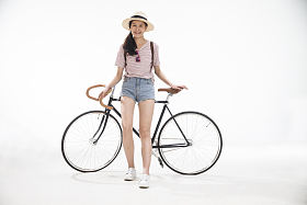 青年女孩骑车旅