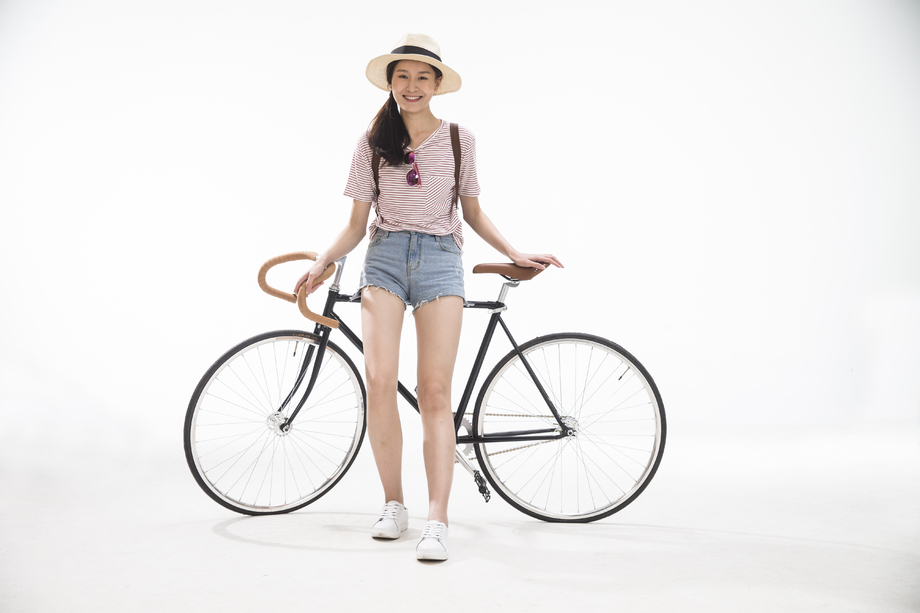 青年女孩骑车旅 青年女孩骑车旅