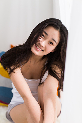 青年女人在卧室