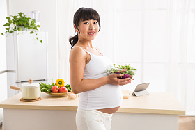 孕妇吃蔬菜沙拉照片