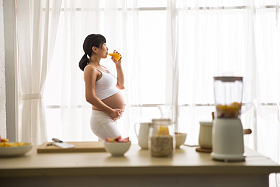 孕妇喝果汁图片