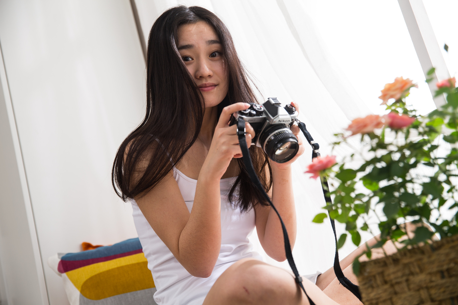 青年女人拿着相机拍照