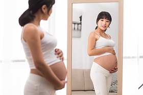 孕妇照镜子照片