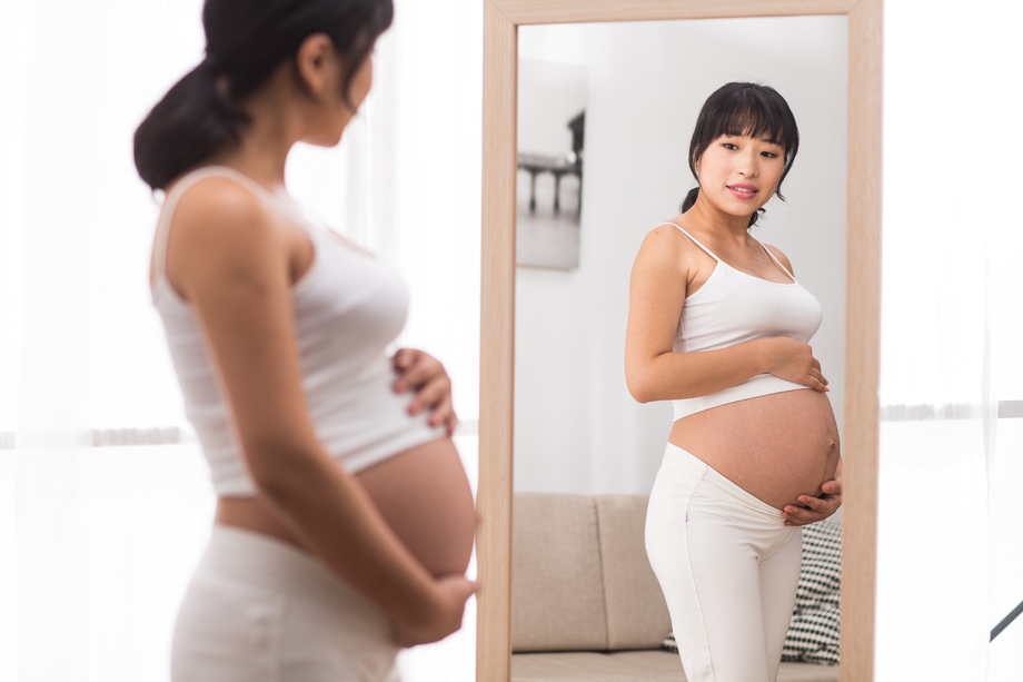 孕妇照镜子照片