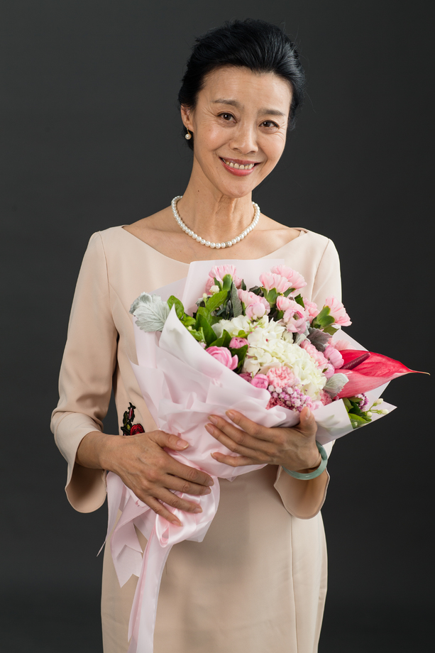 手拿鲜花的优雅女士