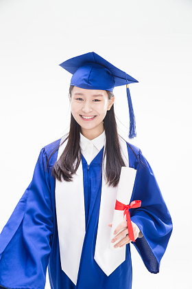 穿学士服的大学生图片