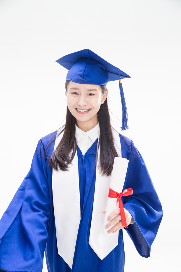 穿学士服的大学生图片