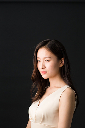 青年女人肖像图片