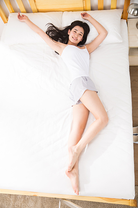 青年女人躺在床上