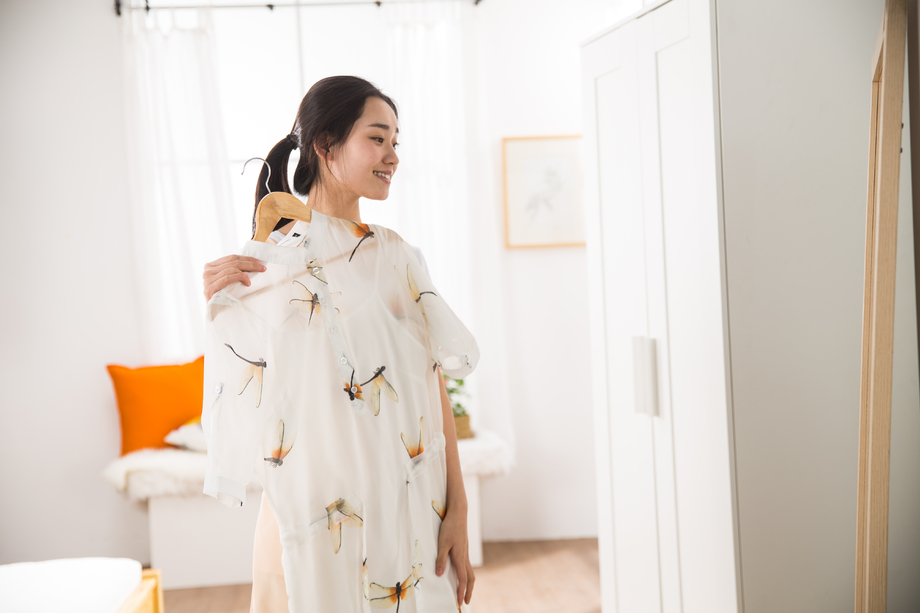 青年女人试衣服图片 青年女人试衣服图片