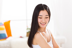 青年女人在卧室