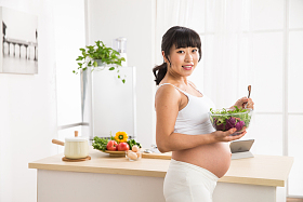孕妇吃蔬菜沙拉