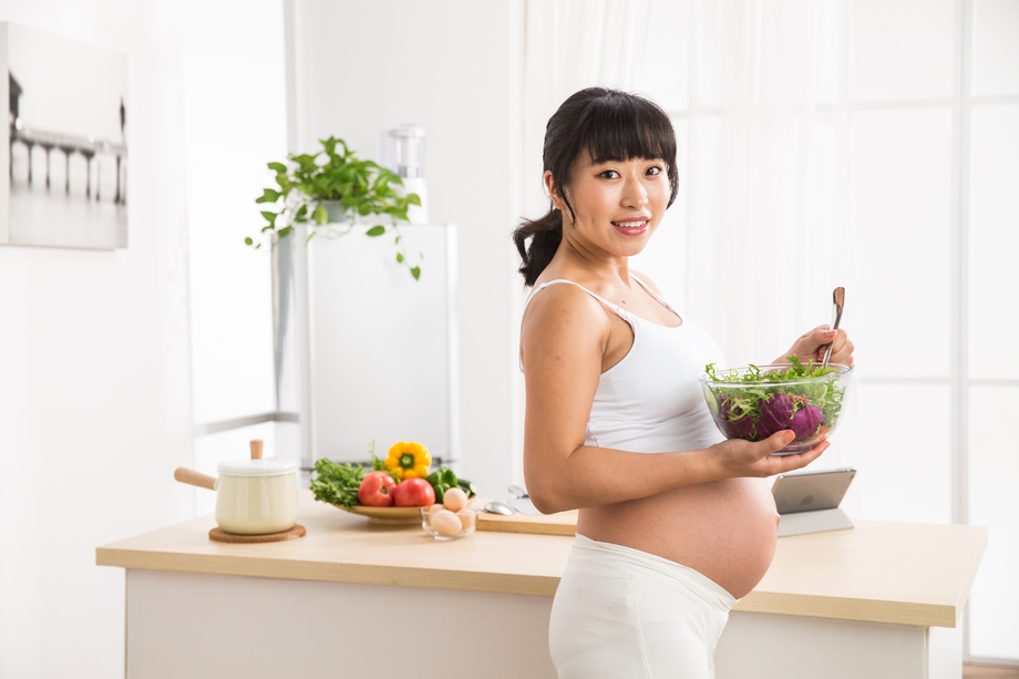 孕妇吃蔬菜沙拉