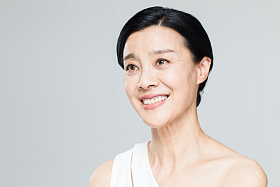 中老年女人妆面肖像