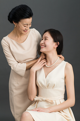 妈妈给女儿戴项链图片