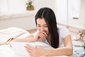 青年女人看平板电脑照片