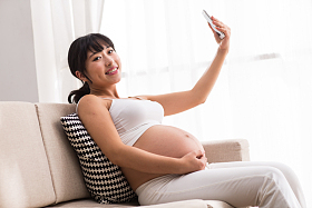孕妇用手机自拍