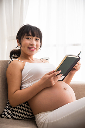 孕妇看书