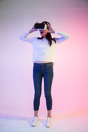 戴着VR眼镜的青年女人