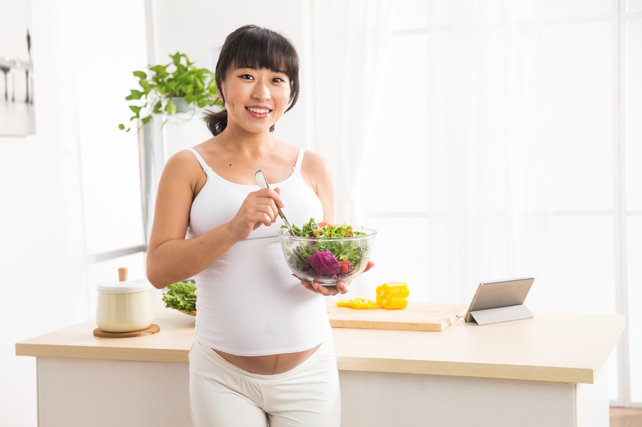 孕妇吃蔬菜沙拉图片