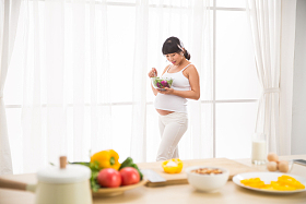 孕妇吃蔬菜沙拉图片