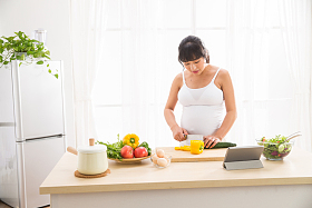 孕妇做饭照片