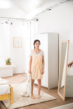 青年女人试衣服