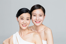 美丽优雅的母女照片