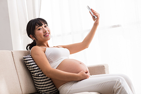 孕妇用手机自拍图片