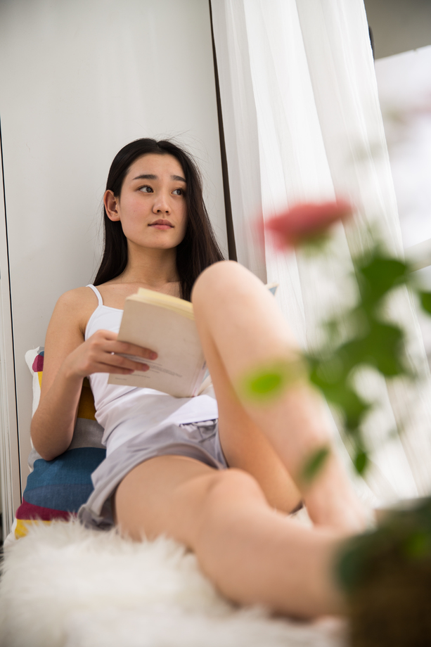 青年女人看书照片